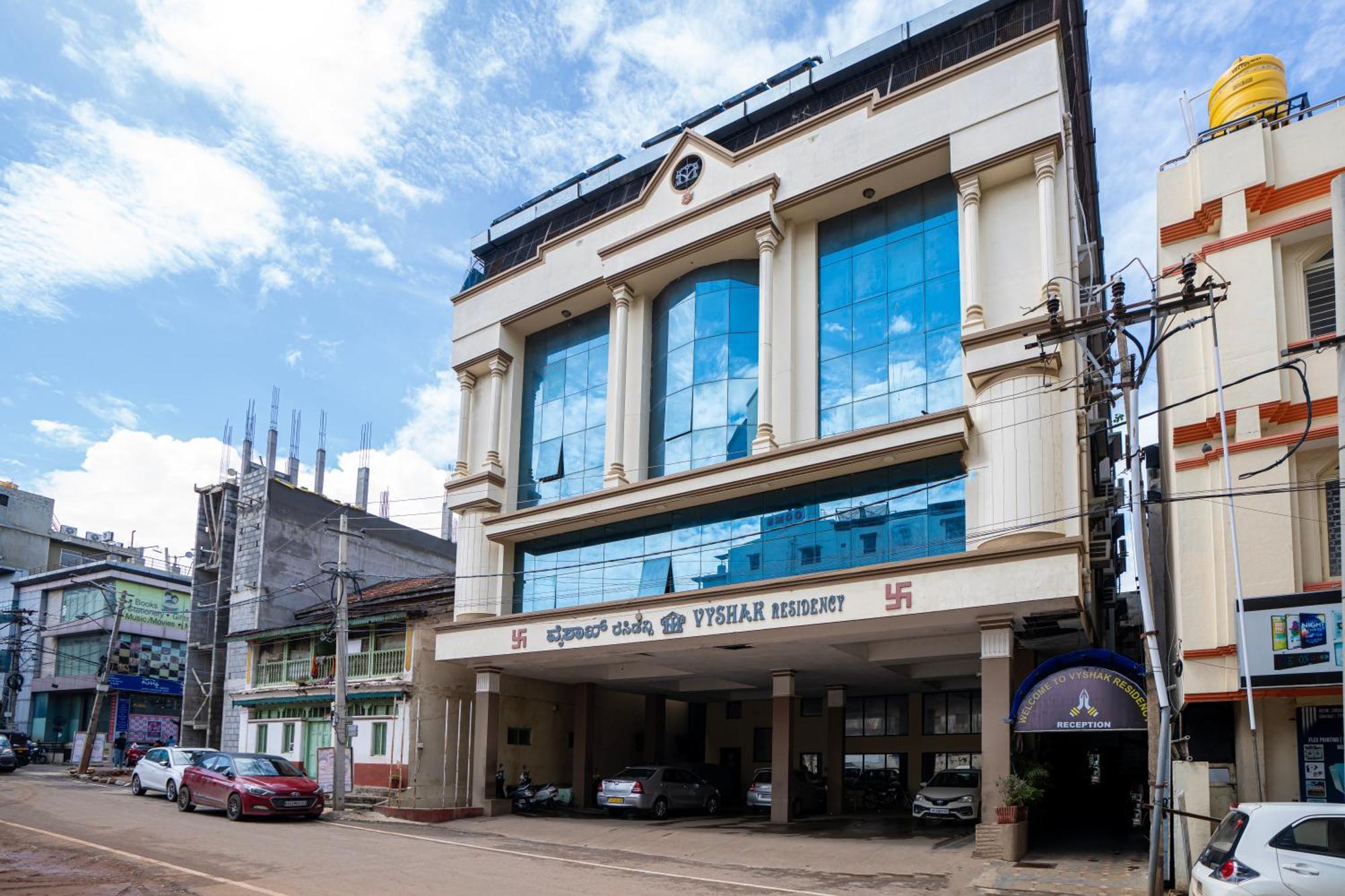 Hotel Vyshak Residency Mysore Exteriör bild
